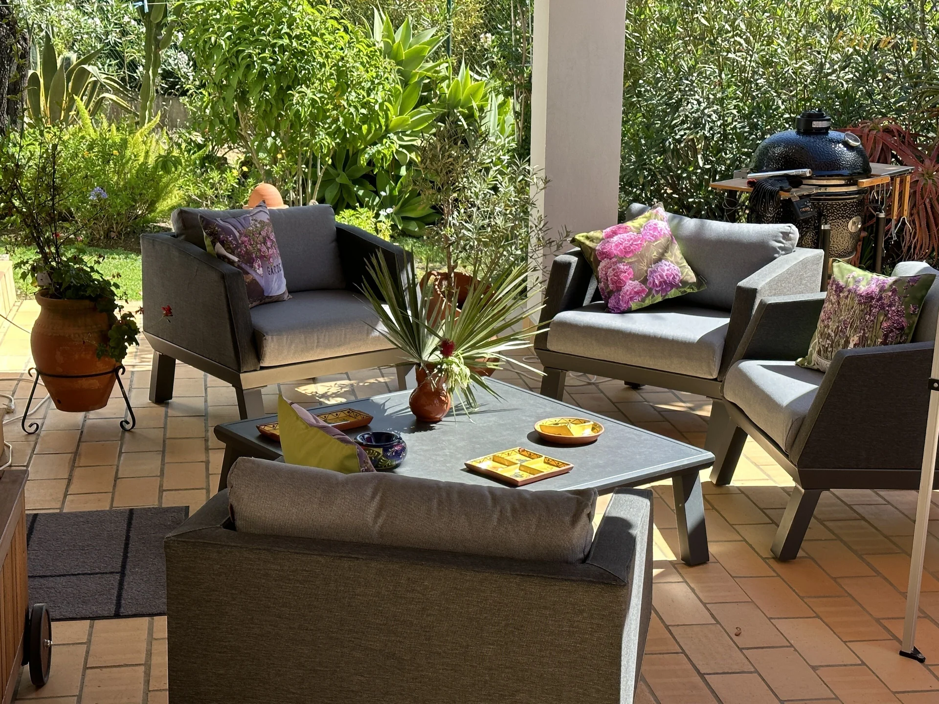Gedeckter Tisch auf der Terrasse
